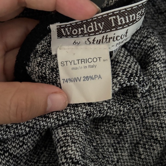 Chic Women's Black-Trimmed Gray Blazer - Picture 5 of 7